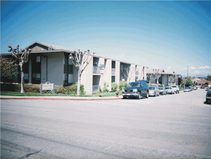 (PHOTOGRAPH OF RENT COMPARABLE #5 - CRESTVIEW APARTMENTS)